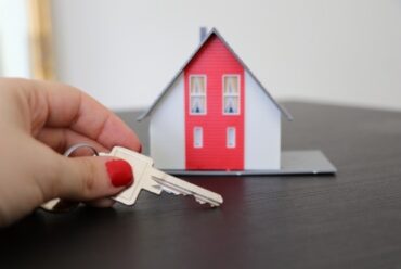 Donazione immobiliare: Vantaggi, rischi e costi da conoscere.