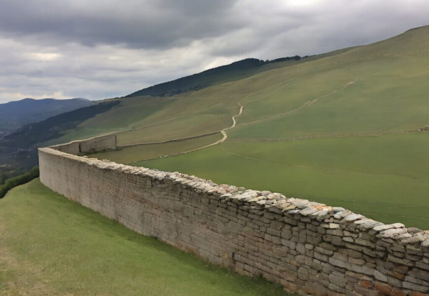 Costruire un muro di cinta: Regole e altezze da rispettare.